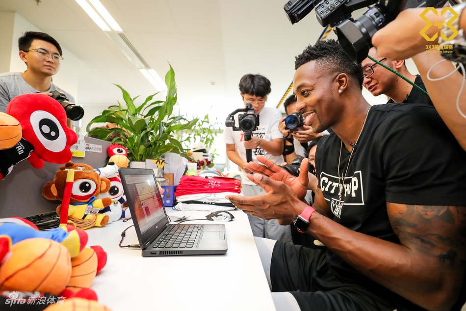 魔兽霍华德造访新浪总部