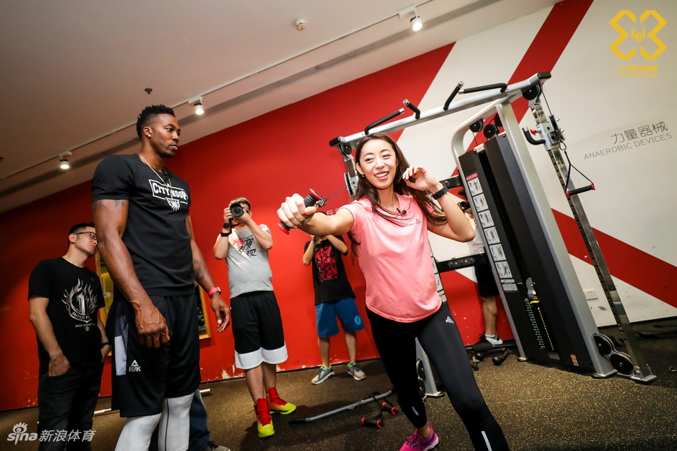 魔兽霍华德造访新浪总部