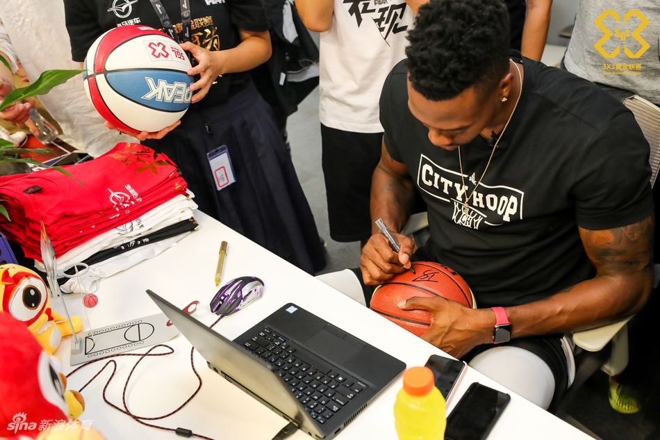 魔兽霍华德造访新浪总部