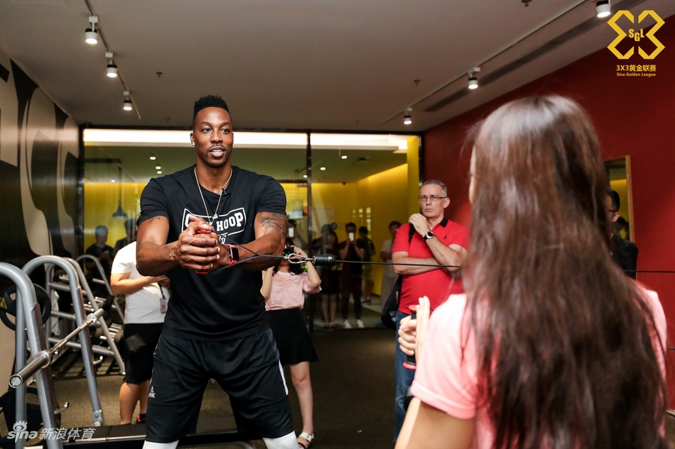 魔兽霍华德造访新浪总部