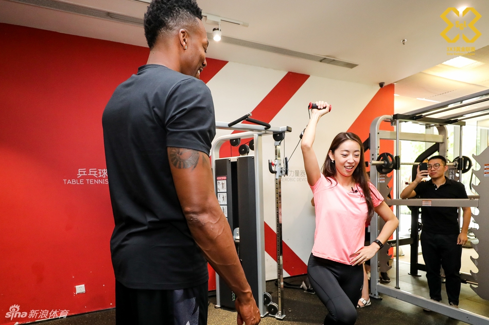 魔兽霍华德造访新浪总部