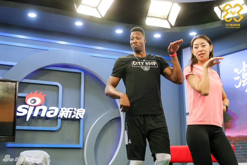 魔兽霍华德造访新浪总部