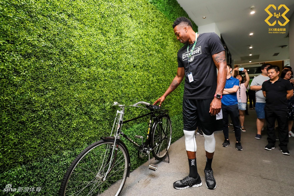 魔兽霍华德造访新浪总部