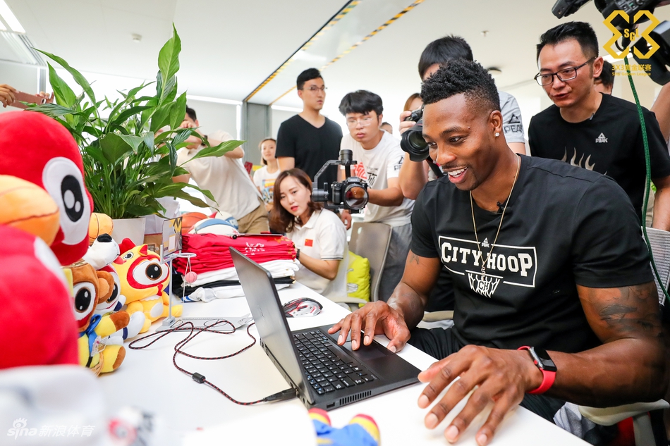 魔兽霍华德造访新浪总部