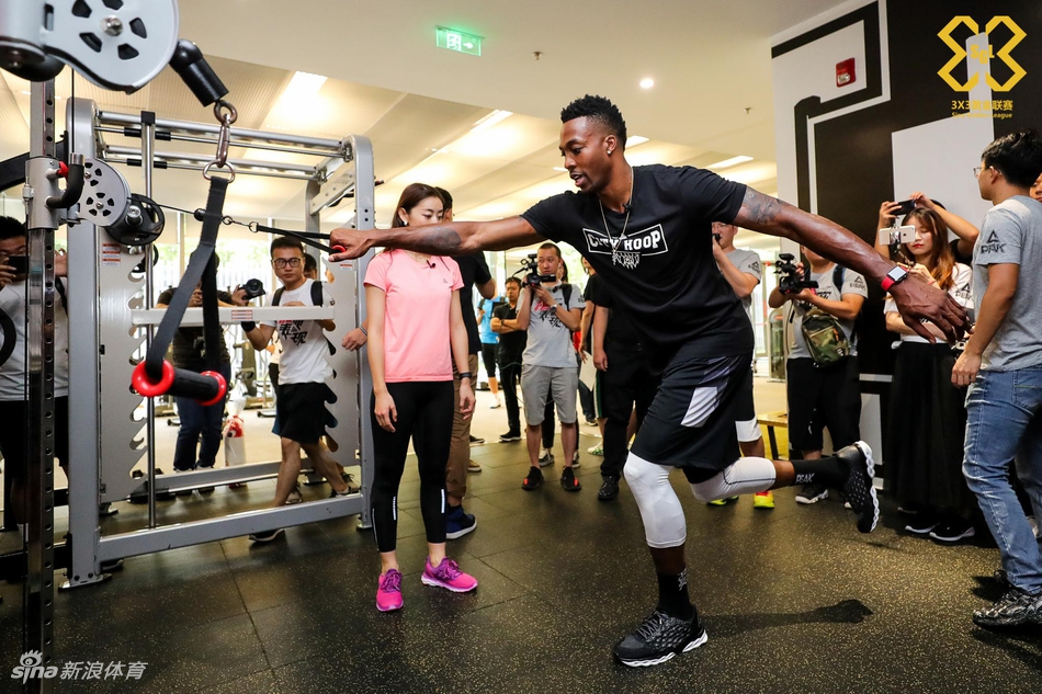 魔兽霍华德造访新浪总部