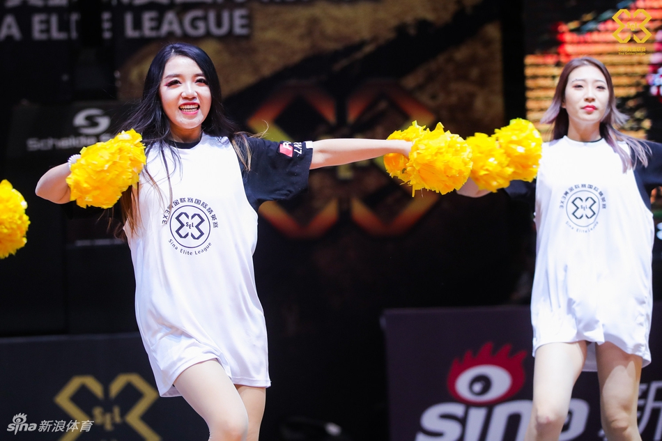 动感热舞引燃全场！精英赛火辣啦啦队表演