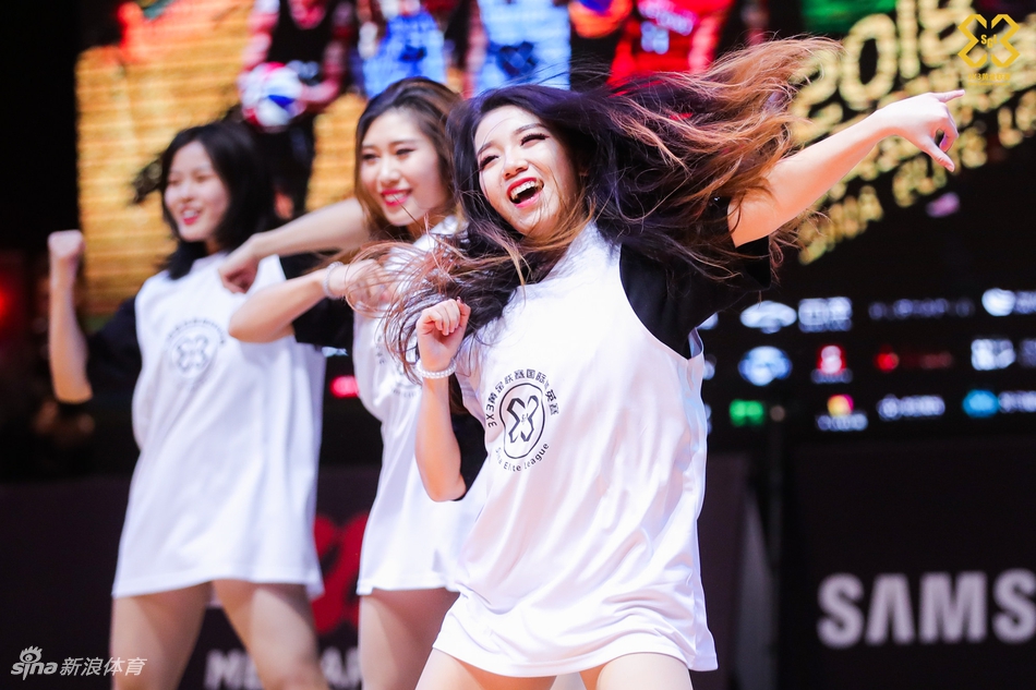 动感热舞引燃全场！精英赛火辣啦啦队表演