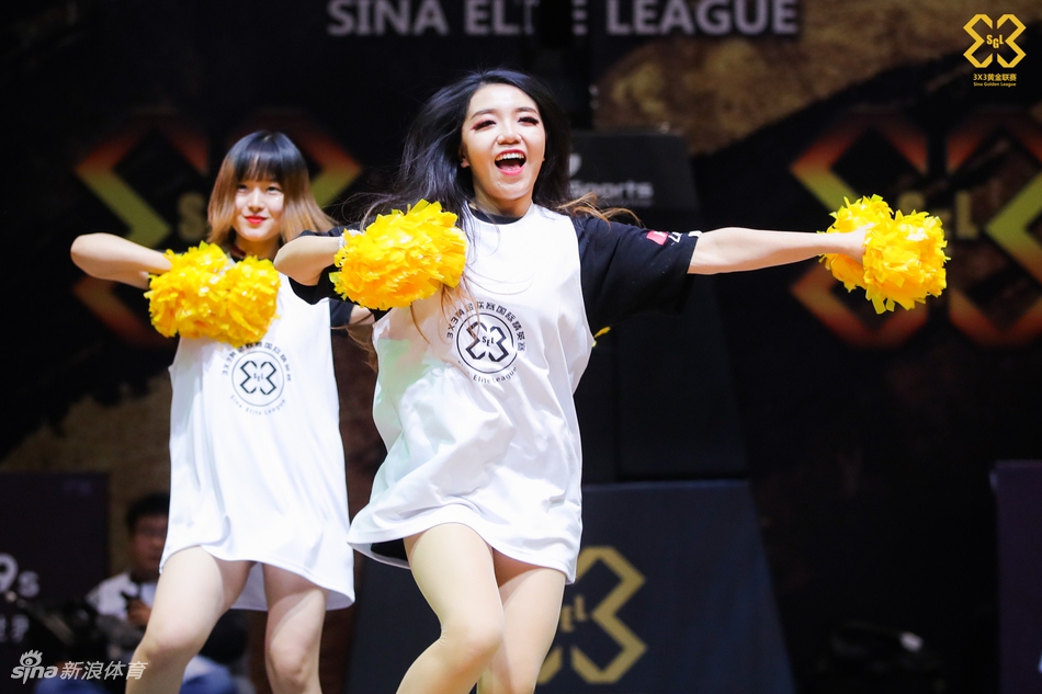 动感热舞引燃全场！精英赛火辣啦啦队表演