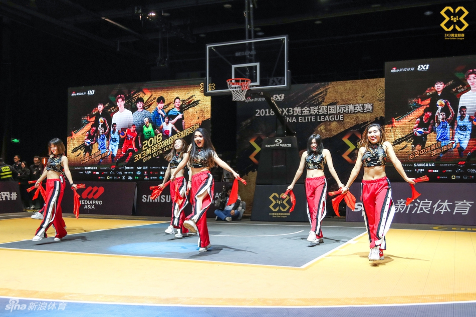 动感热舞引燃全场！精英赛火辣啦啦队表演