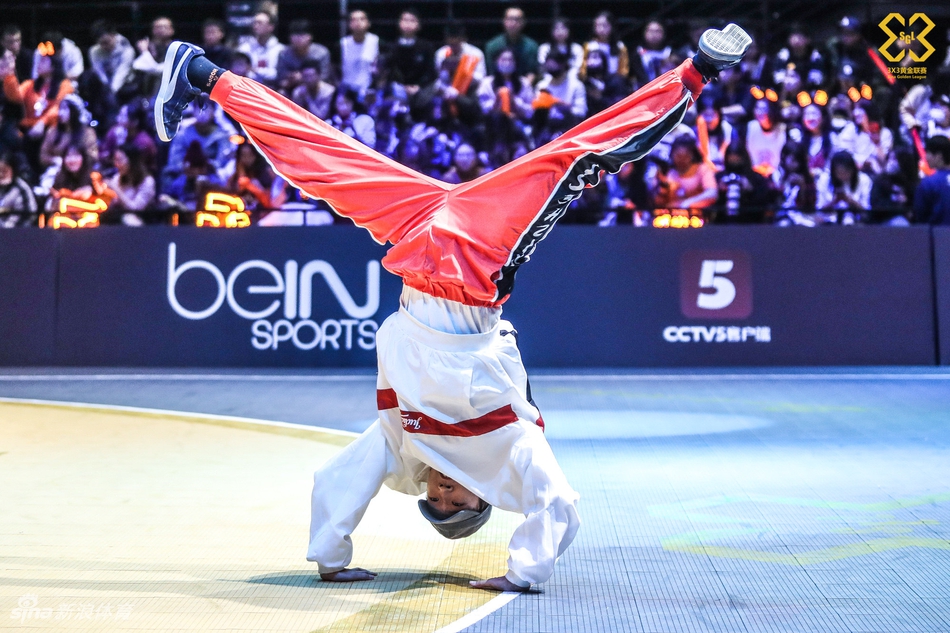 动感热舞引燃全场！精英赛火辣啦啦队表演