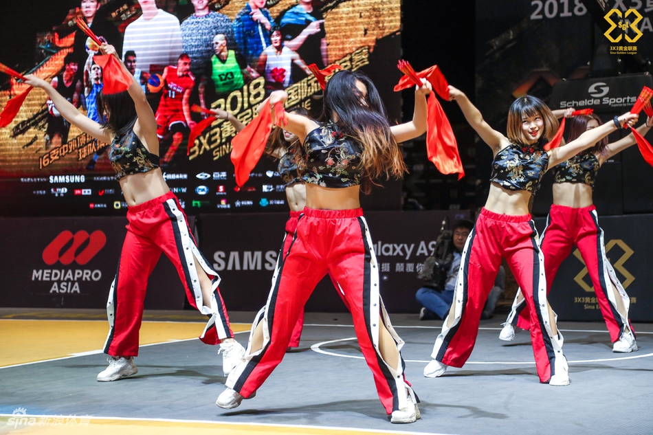 动感热舞引燃全场！精英赛火辣啦啦队表演