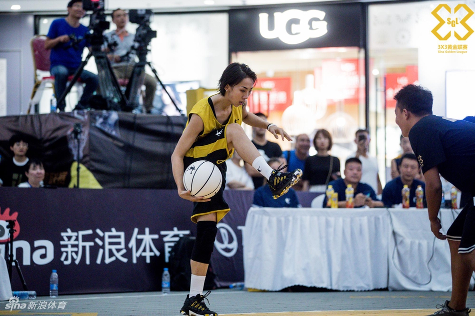 篮球女神艾林林苏嚯嚯出战西安