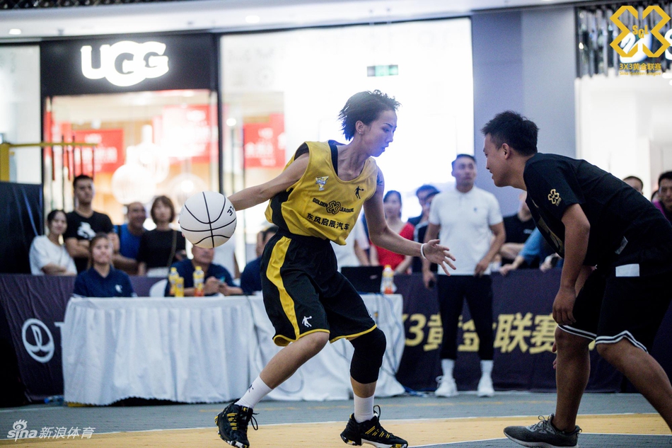 篮球女神艾林林苏嚯嚯出战西安