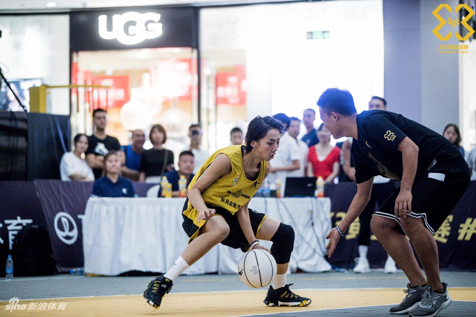 篮球女神艾林林苏嚯嚯出战西安