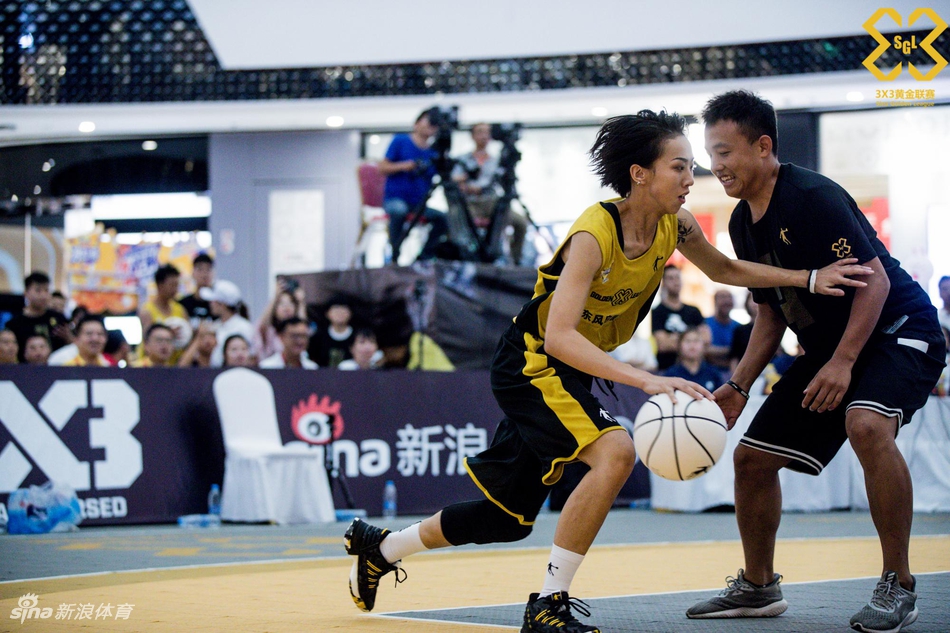 篮球女神艾林林苏嚯嚯出战西安