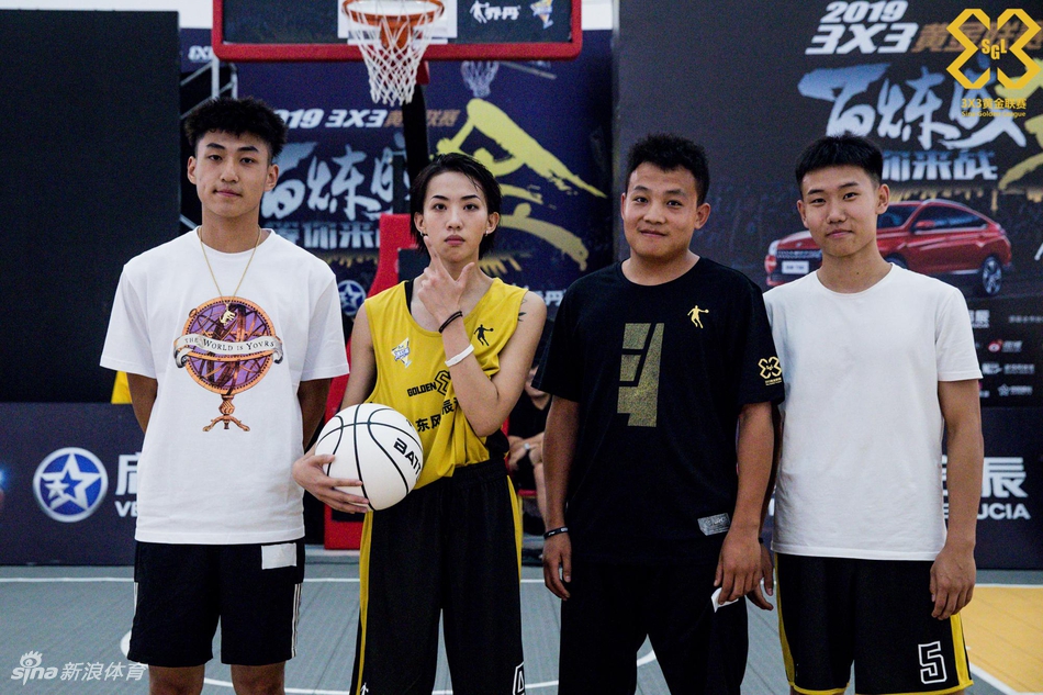 篮球女神艾林林苏嚯嚯出战西安