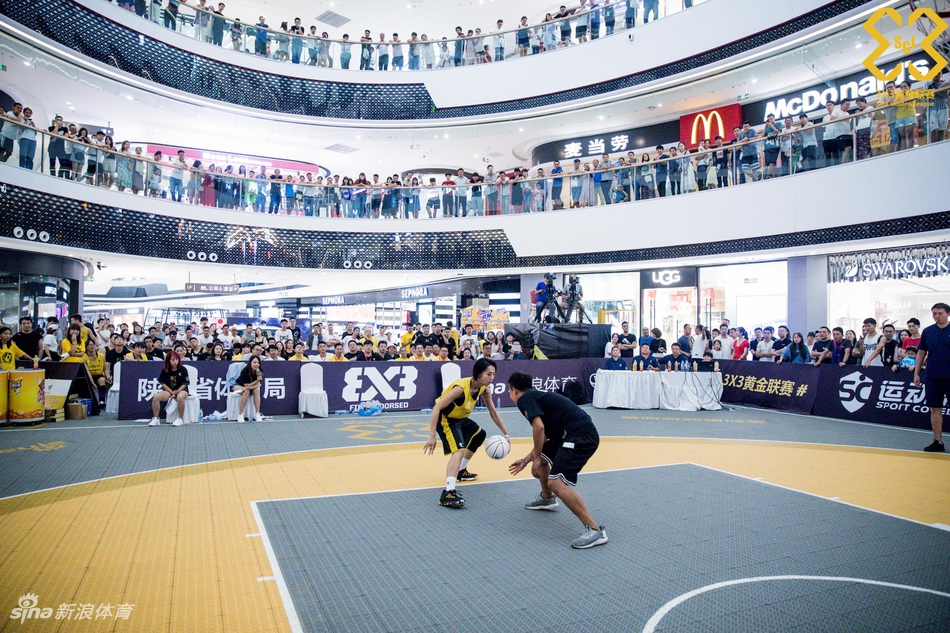 篮球女神艾林林苏嚯嚯出战西安