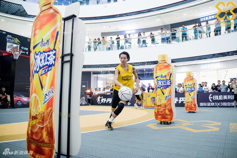 篮球女神艾林林苏嚯嚯出战西安