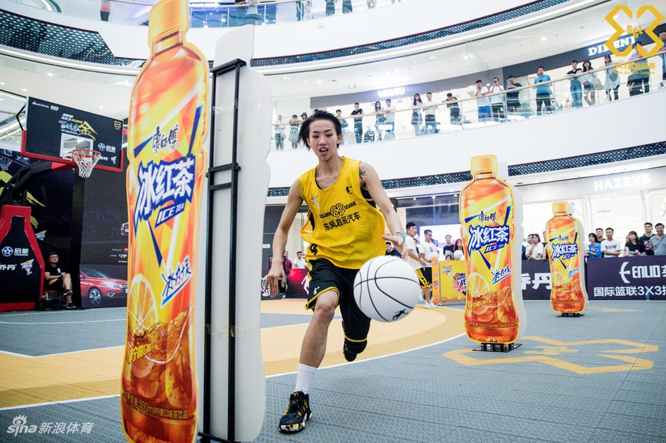 篮球女神艾林林苏嚯嚯出战西安