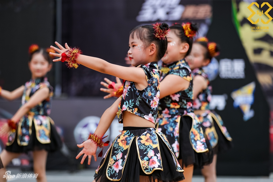 美艳啦啦队助威黄金联赛合肥站