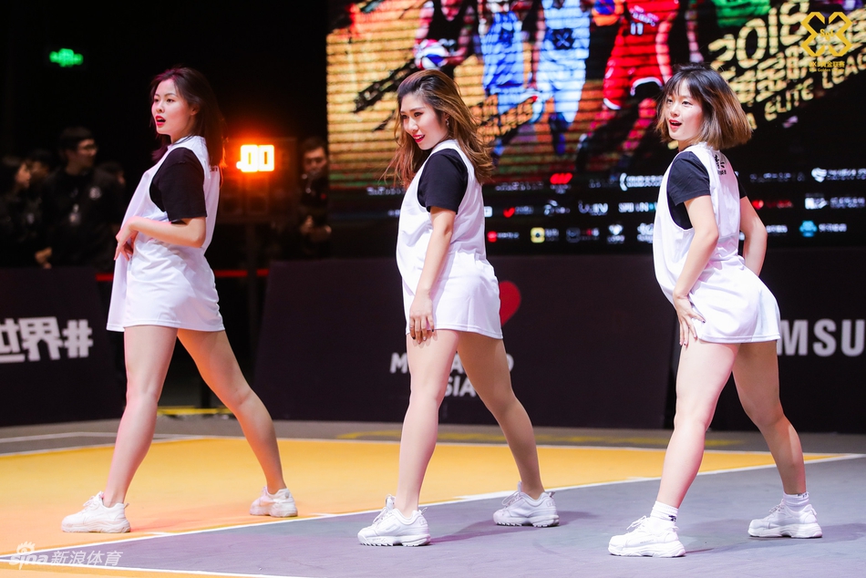 动感热舞引燃全场！精英赛火辣啦啦队表演