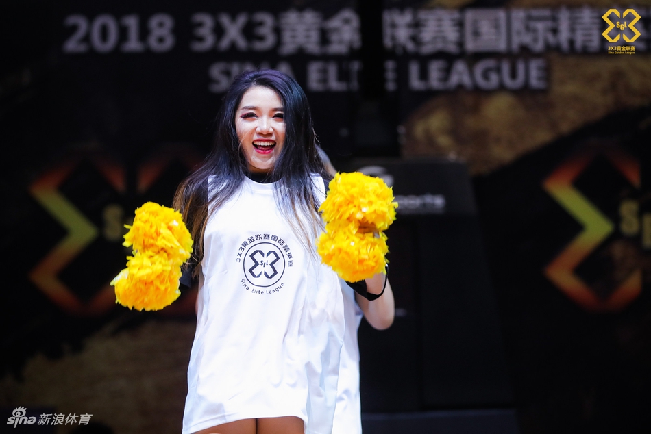 动感热舞引燃全场！精英赛火辣啦啦队表演