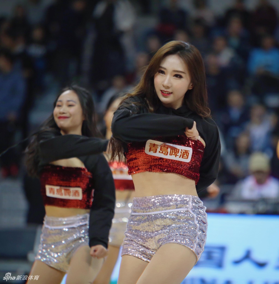 科比小迷妹！她可爱又肉感十足