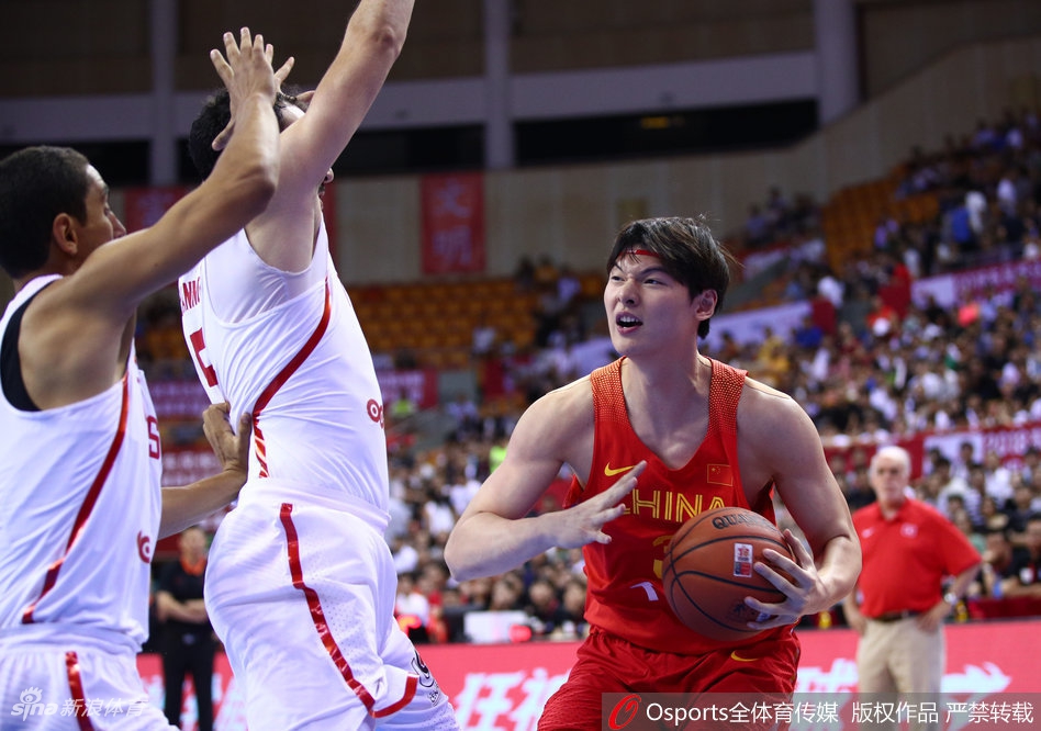 斯杯首日：中国男篮红队77-72突尼斯