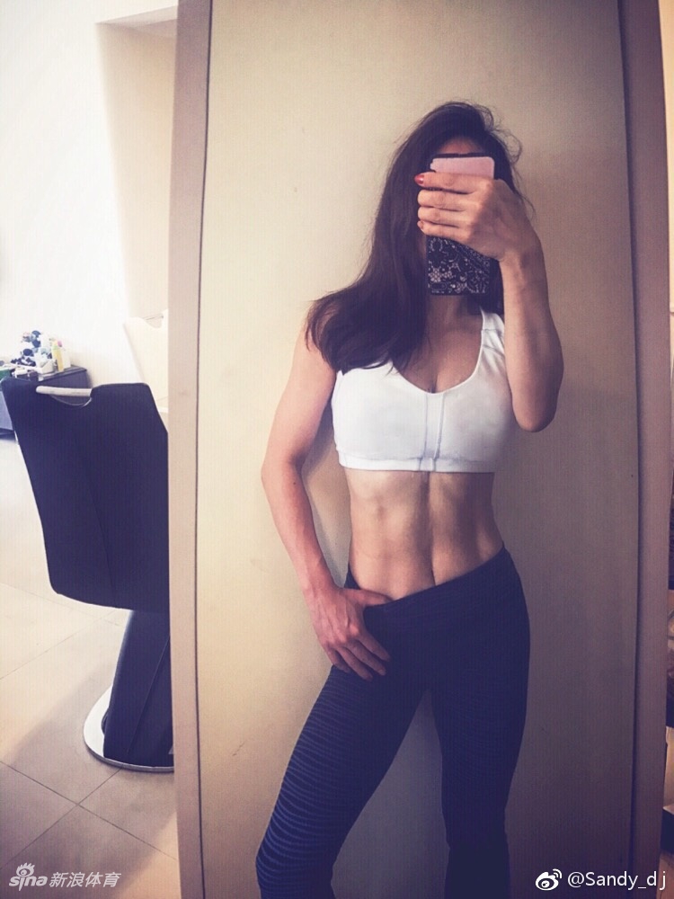 胸口带痣!这个健身女郎有点狠