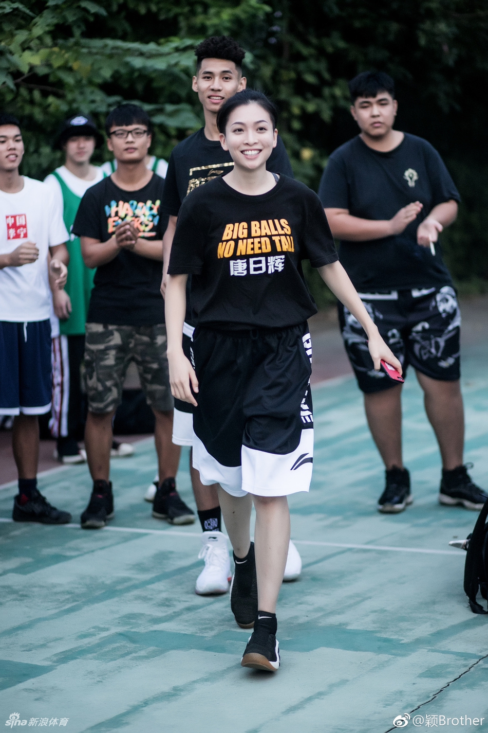 女生也能玩街球!她炫技你学不来!