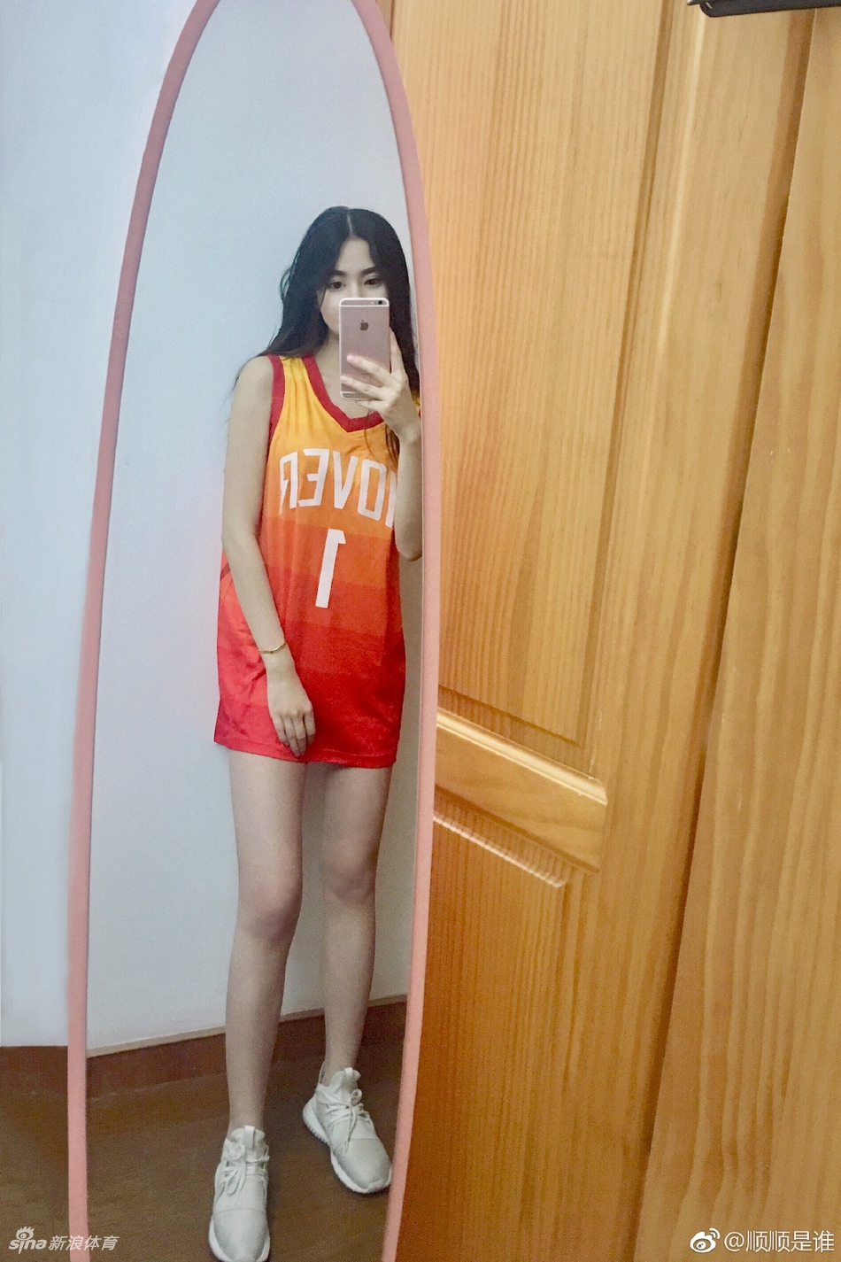 真美!痴迷篮球的厦门空姐小姐姐