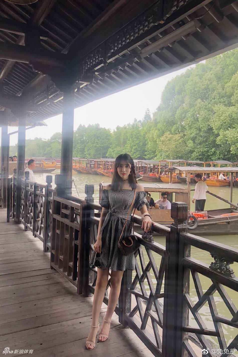 真美!痴迷篮球的厦门空姐小姐姐