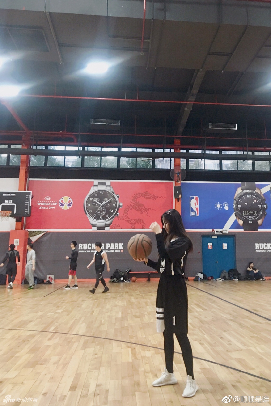 真美!痴迷篮球的厦门空姐小姐姐