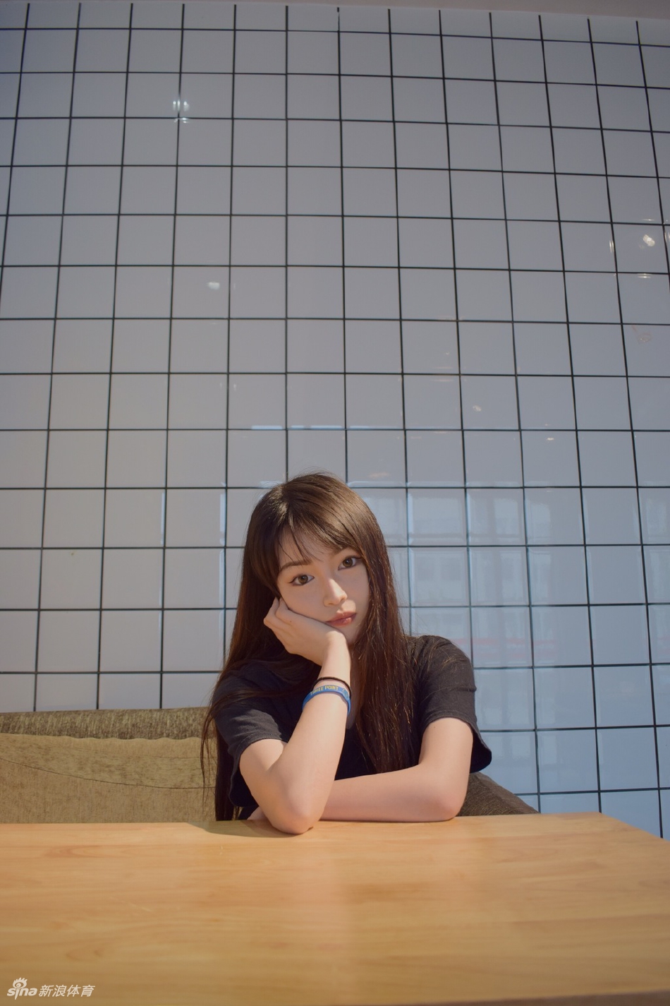 喜提浓眉!湖人球迷女裁判晒美照