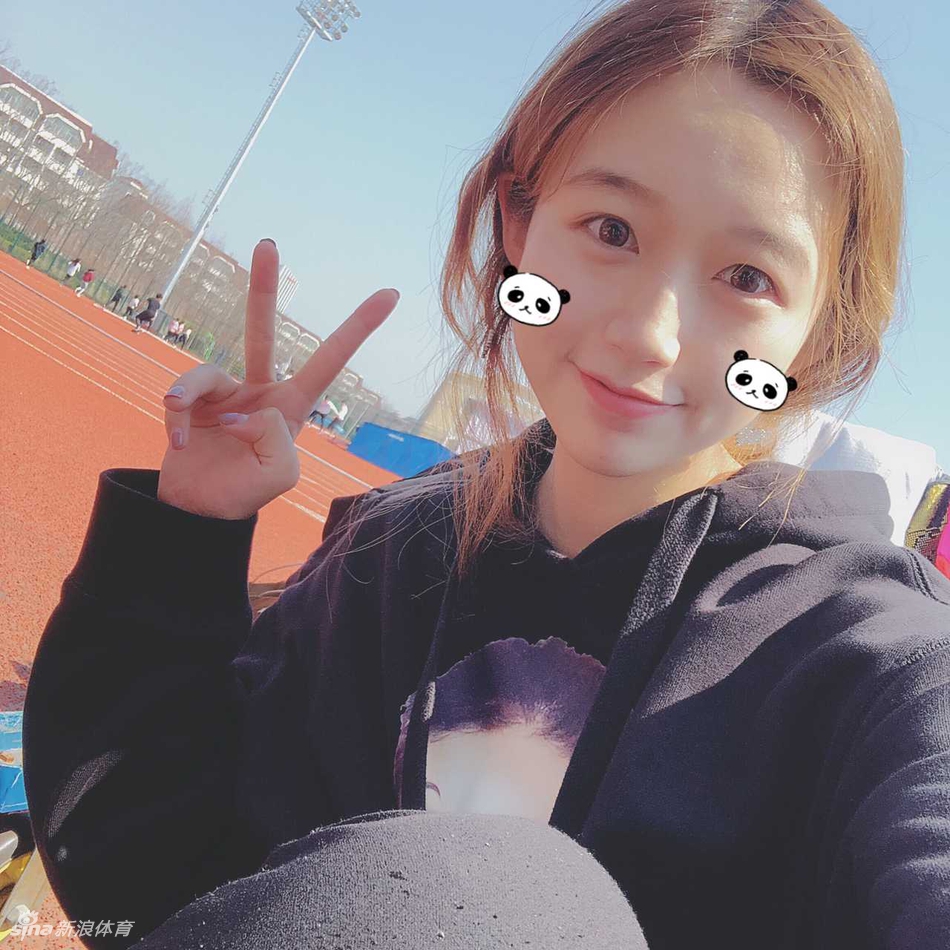 打篮球的小可爱!想做她男朋友