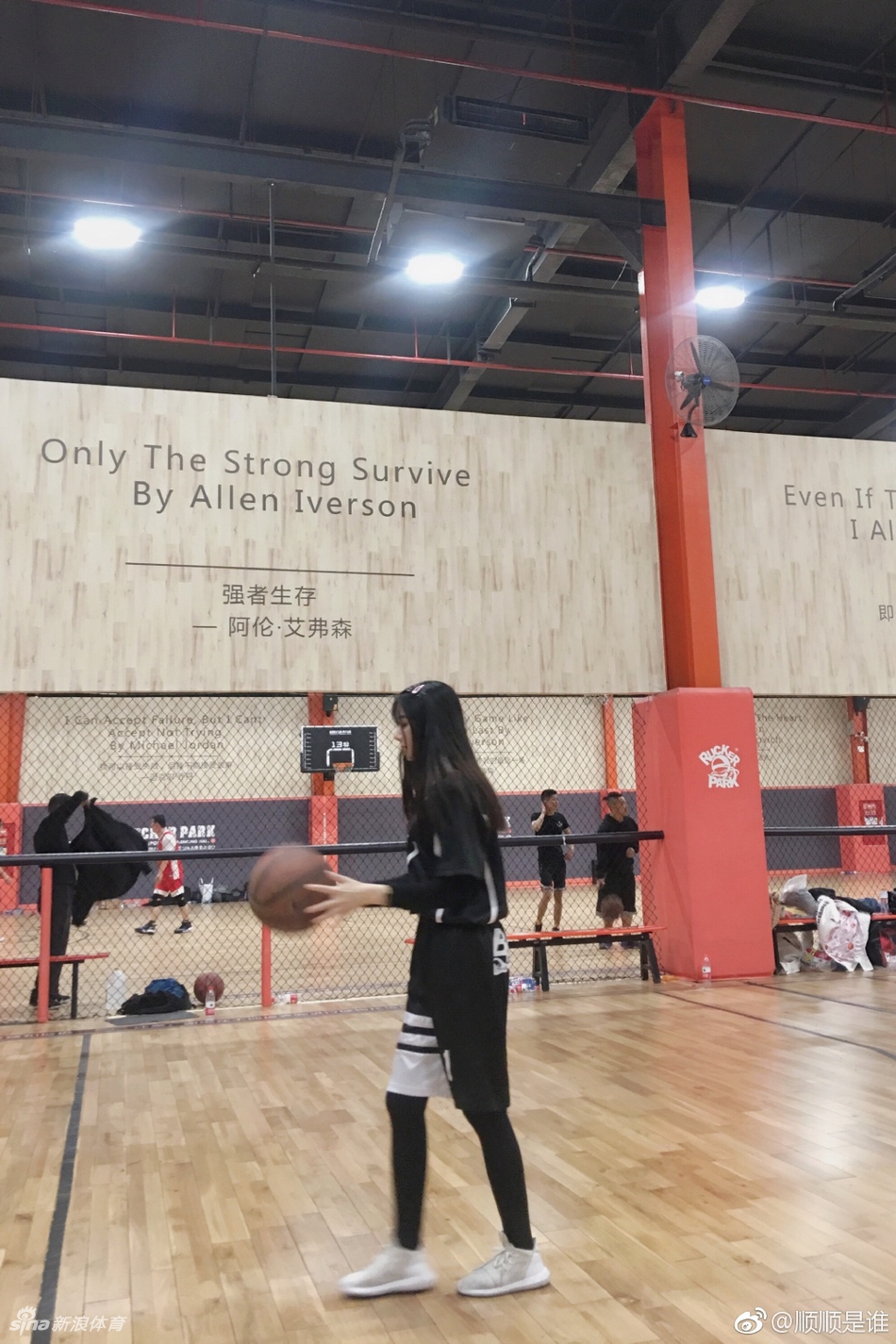 真美!痴迷篮球的厦门空姐小姐姐