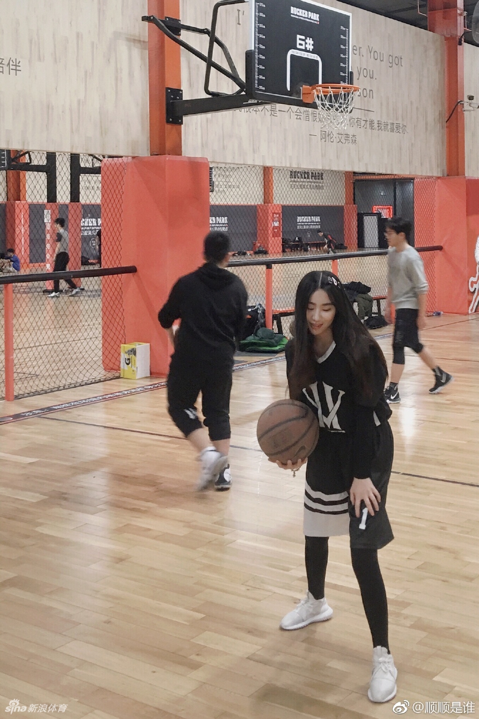 真美!痴迷篮球的厦门空姐小姐姐