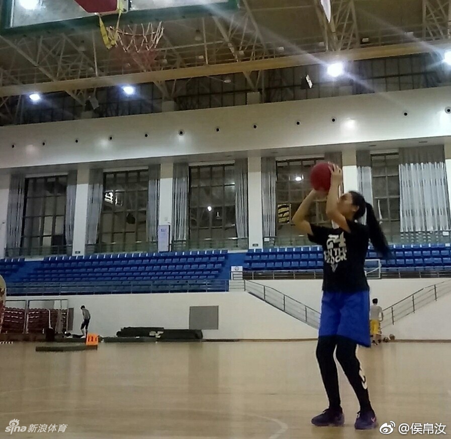 高挑模特姐姐!她还打过女篮校队