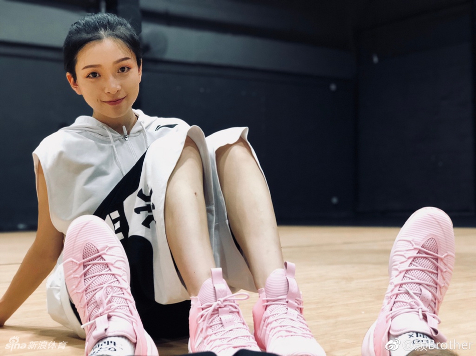 女生也能玩街球!她炫技你学不来!