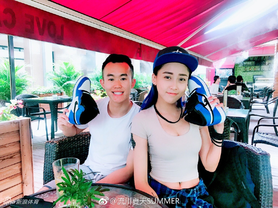 飘逸球风+亮眼蓝发 她是流川姐姐!