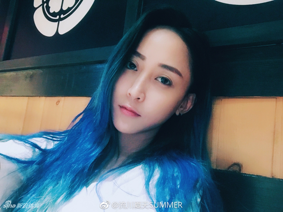 飘逸球风+亮眼蓝发 她是流川姐姐!