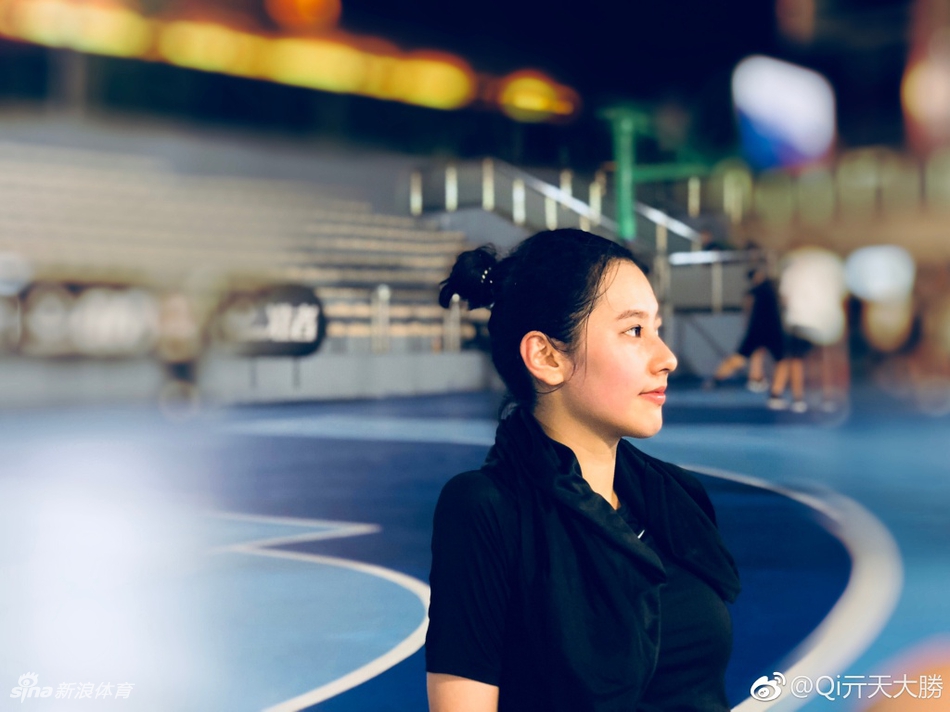 最美女裁判!这次她要上场打球啦