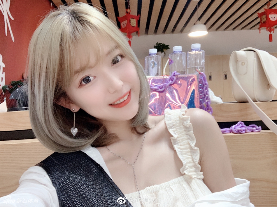 可爱又喜欢吸猫的运动女孩!