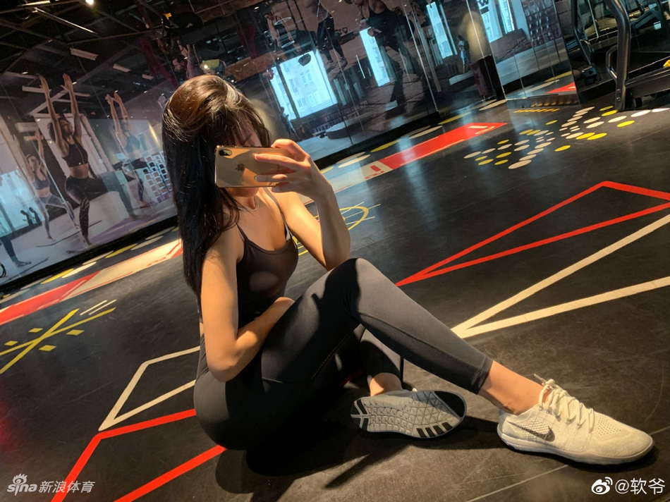 健身女神！她的肌肉线条太迷人