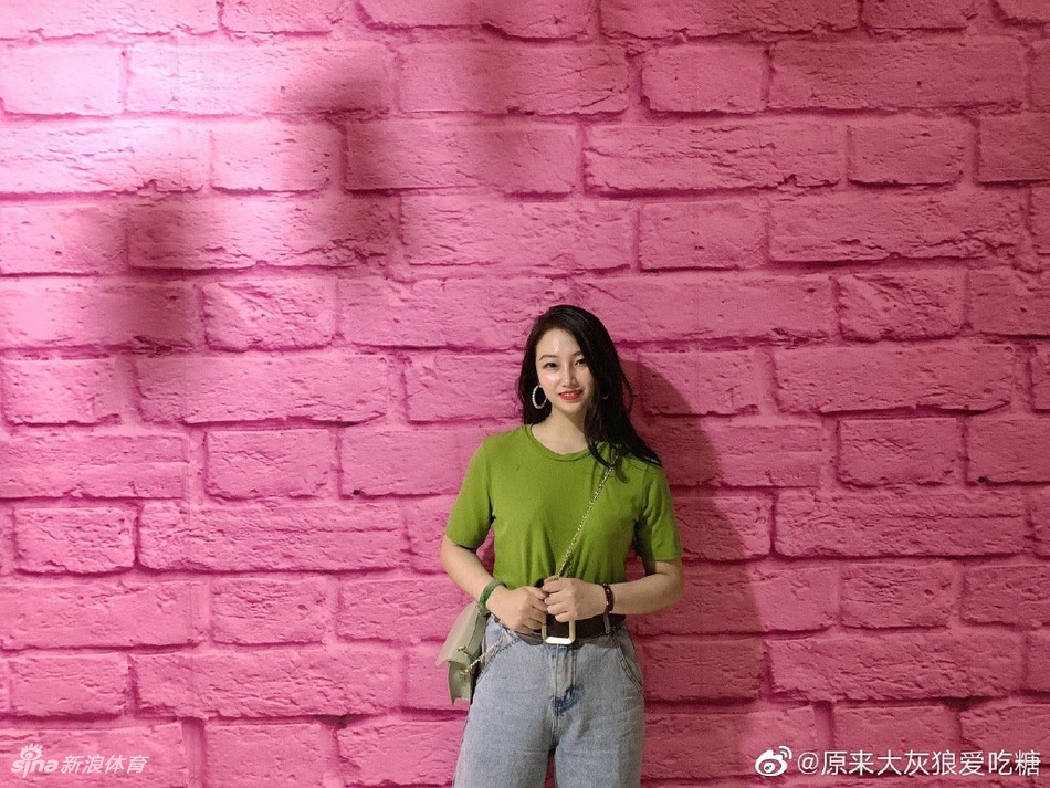 超有气质爱篮球的小姐姐了解下