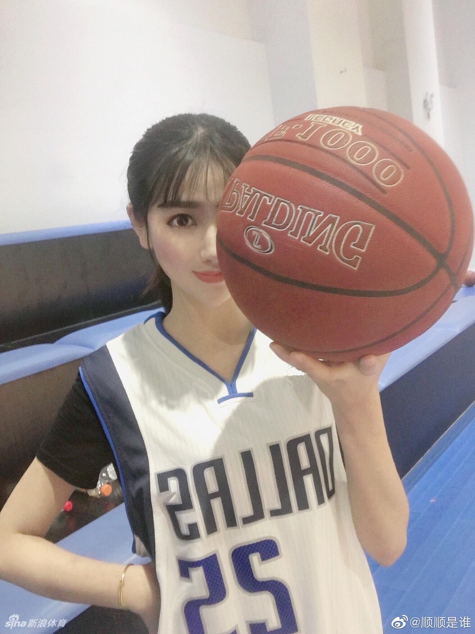 篮球小姐姐带你感受夏日的清凉!
