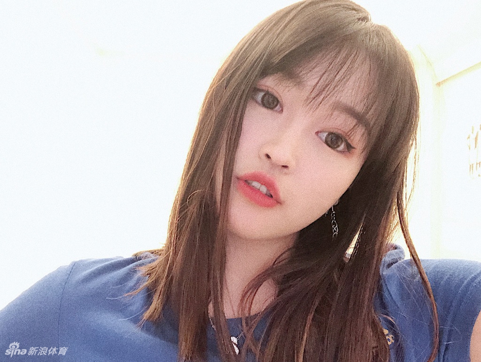 喜提浓眉!湖人球迷女裁判晒美照