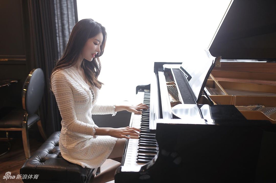 太撩人！长腿小姐姐爱健身柔韧性满分