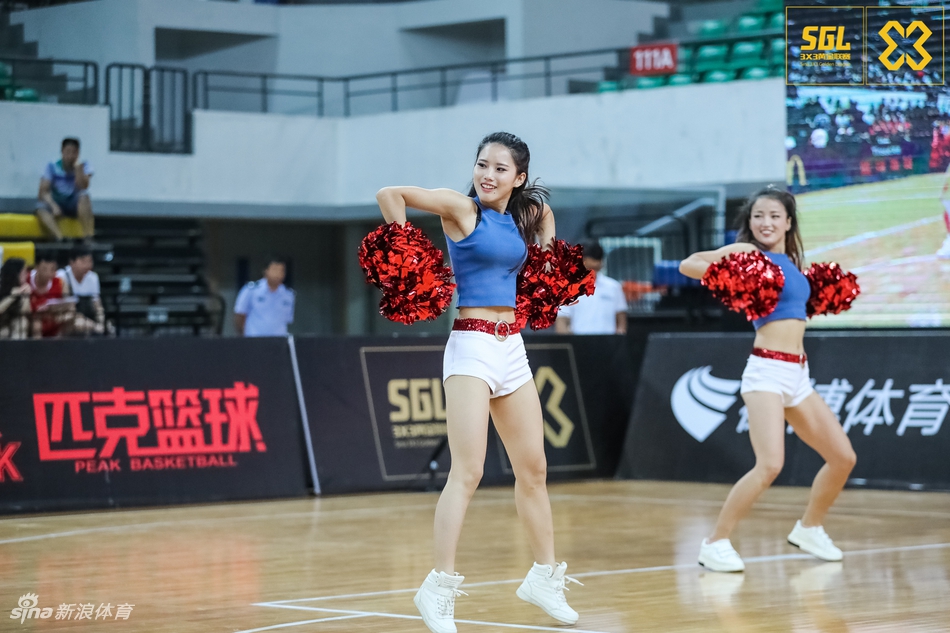 黄金联赛广州站,穿着鲜艳的篮球宝贝轮番上阵,小心!看多了会醉!