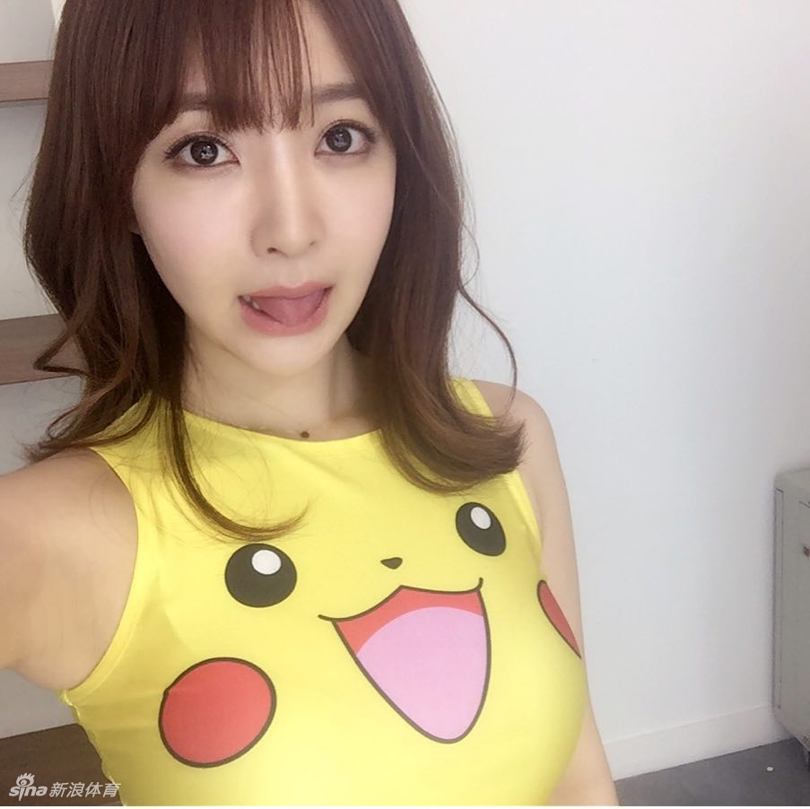 练舞的篮球女孩!这柔韧性无敌